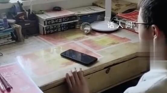 初八家長為孩子舉行手機(jī)封機(jī)儀式 孩子上交手機(jī)時(shí)滿眼的不舍和遺憾