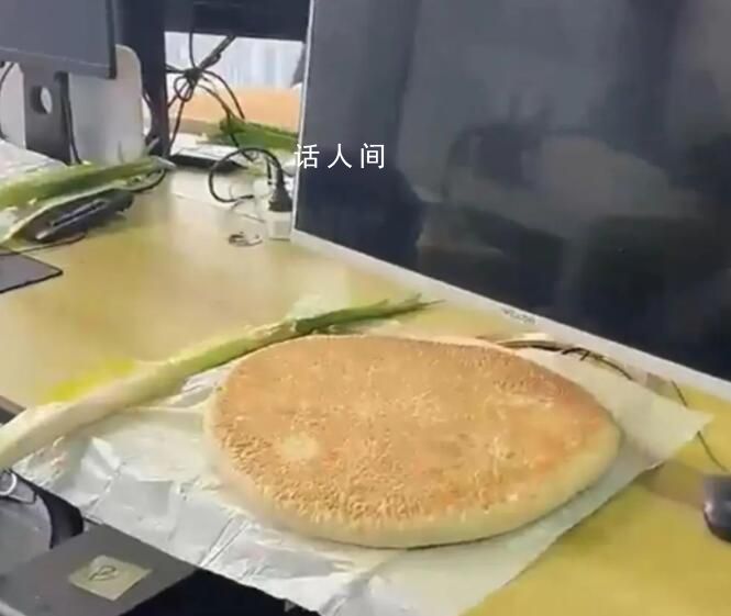 小伙帶400多斤大餅返工送同事 每人一個大餅配一根大蔥的家鄉特產套餐