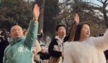 游客借位拍照與大佛擊掌吸引了大量游客參與