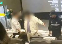 男子因看電影打呼嚕遭暴打 目前涉事男子已被警方帶走