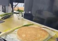 小伙帶400多斤大餅返工送同事 每人一個大餅配一根大蔥的家鄉特產套餐