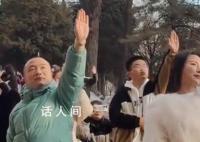 游客借位拍照與大佛擊掌吸引了大量游客參與