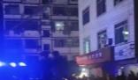 父親將孩子從三樓扔下后也跳樓 現(xiàn)場(chǎng)有大量群眾圍觀