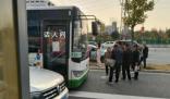 長沙一公交車不允許站立乘車 沒有座位的乘客只能繼續等待下一班車