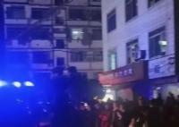 父親將孩子從三樓扔下后也跳樓 現場有大量群眾圍觀