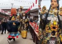網紅cos趙世子走在游神隊伍前引爭議 許多網友表示不理解