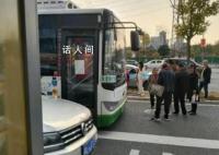 長沙一公交車不允許站立乘車 沒有座位的乘客只能繼續等待下一班車