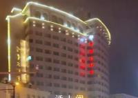青島大雪上演現實版“流浪地球” 瘦的人都能被風吹跑