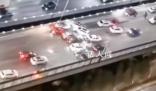 西安凍雨致數(shù)十輛車相撞 30秒內(nèi)多輛車因剎不住連環(huán)相撞