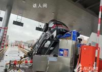 男子開車撞到高速收費(fèi)島 妻子死亡