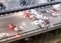 西安凍雨致數十輛車相撞 30秒內多輛車因剎不住連環相撞
