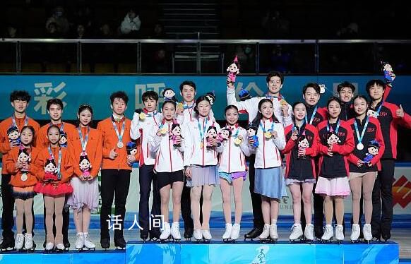 柳鑫宇開心領獎 北京花滑團體斷層式奪冠