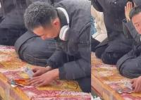 小伙在五臺山邊祈福邊刮彩票 網友：是給你的住宿錢