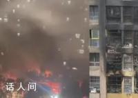網(wǎng)友拍下南京著火高層住戶喊救命 火災(zāi)事故共造成15人遇難