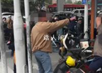 廣州一地鐵站口有人持刀傷人?是因搶車位產生糾紛