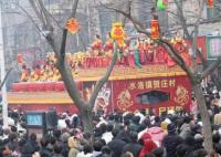被“抬”起來(lái)表演的社火長(zhǎng)啥樣 為觀眾演繹喜聞樂(lè)見(jiàn)的故事情節(jié)