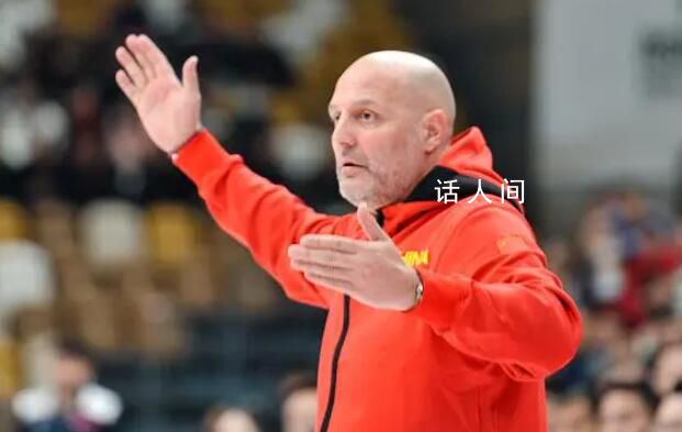 中國男籃主帥失態懟記者 不懂得尊重