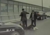 勸阻賓利司機施暴的是位律師 目前案件正在進(jìn)一步辦理中