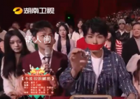 鄧男子吐金魚太炸裂 讓觀眾們大吃一驚