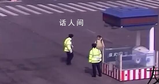 爸爸送娃撂下就走結(jié)果學(xué)校沒開門 女孩陷入了無助的境地