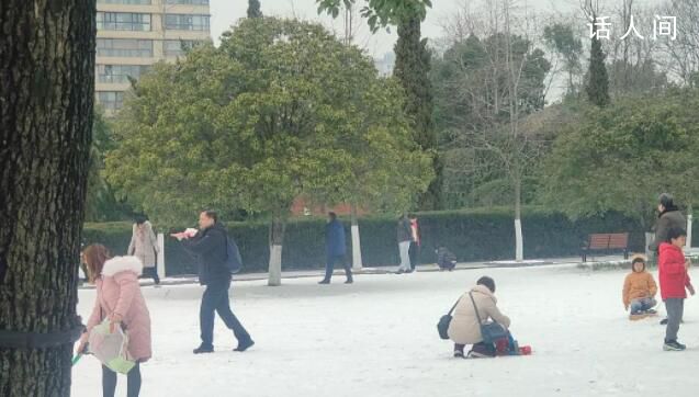 小伙江灘滑雪不慎掉入江中 水淺化險為夷