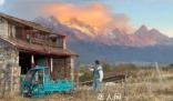 私人小院屢遭游客擅闖拍日照金山 對小院造成了破壞不僅弄壞了柵欄