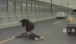 勸架車主獲獎(jiǎng)勵(lì)20萬稱先還房貸 警方辟謠賓利司機(jī)有后臺(tái)