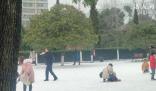 小伙江灘滑雪不慎掉入江中 水淺化險(xiǎn)為夷