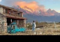 私人小院屢遭游客擅闖拍日照金山 對小院造成了破壞不僅弄壞了柵欄