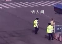 爸爸送娃撂下就走結果學校沒開門 女孩陷入了無助的境地