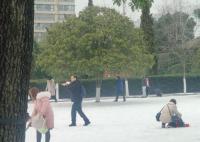 小伙江灘滑雪不慎掉入江中 水淺化險為夷