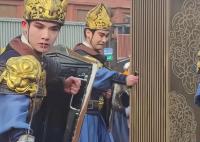 西安丟刀侍衛(wèi)換新刀了 尼格買提春晚名場面復刻