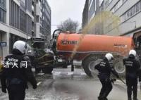 比利時農民開拖拉機逼近歐盟總部 警方則使用高壓水槍應對