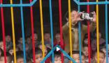 幼兒園孩子們擠在門口看英歌舞 隊(duì)員們默契地為小朋友臨時(shí)加演了一場