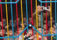 幼兒園孩子們擠在門口看英歌舞 隊(duì)員們默契地為小朋友臨時(shí)加演了一場(chǎng)