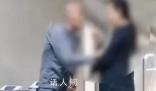 老人中風(fēng)練習(xí)走路遭陪護(hù)女子扇巴掌 陪護(hù)女子不停呵斥扇巴掌