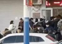 市民排隊為德州受傷學(xué)生獻(xiàn)血 小學(xué)門口發(fā)生重大交通事故
