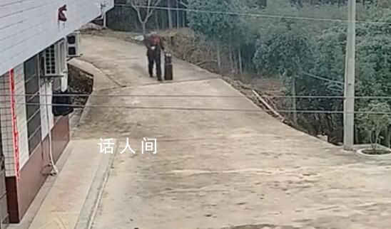 退伍軍人獨自歸家 網友暖心留言