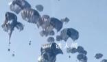 美國向加沙空投援助物資現場 美軍稱此次行動是與約旦空軍聯合進行的