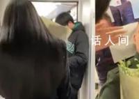 女子接退伍男友花遞到面前沒被認出 兩年時間只見過一次這次見面相隔9個多月
