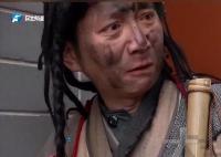 清明上河園小乞丐反被游客要吃的 甚至還有網(wǎng)友表示搶過小乞丐的飯碗