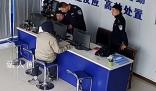 00后新警認出嫌疑人后嘴角上揚 最終男子被民警們成功控制