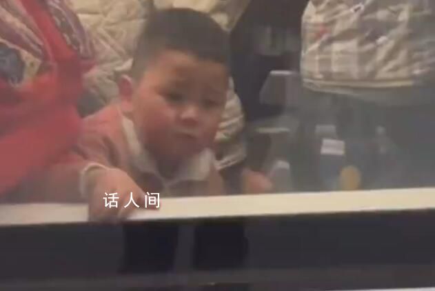 他才4歲已經懂得了分別的滋味 背后真相令人動容