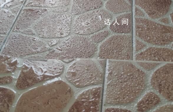 廣東現在是一個巨大的水簾洞 房梁在滴水墻上在流水
