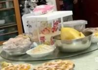 女兒偷回家做滿桌菜媽媽以為進錯門 想給他們一個驚喜