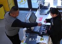 男子買東西中途換成假鈔被識破 店員收錢后二次驗鈔當場識破