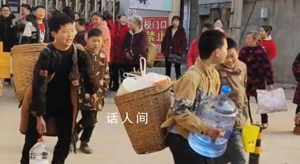 校長回應(yīng)小學(xué)生背鍋碗瓢盆去春游 春季野炊是每年春天他們給孩子們準(zhǔn)備的必備項目