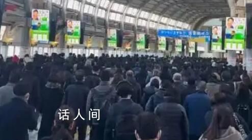 網(wǎng)友拍下日本火車站“無聲早高峰” 人們整齊有序地行走寂靜無聲
