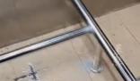 電梯內部安裝鋼管防電瓶車上樓 引發了部分業主的吐槽