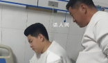 80后男子當爺爺目不轉睛盯著孫女 爹和爺還穿著親子裝呢